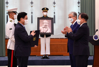 文대통령 “홍범도 장군, 韓-카자흐스탄 우정 상징됐다”