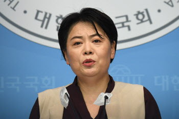 윤희숙 "모더나의 호갱님 청와대, 대국민 사기극 드러나"