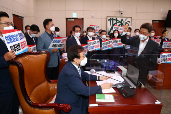 국회 문체위, 野 반대 속 언론중재법 강행 처리(상보)