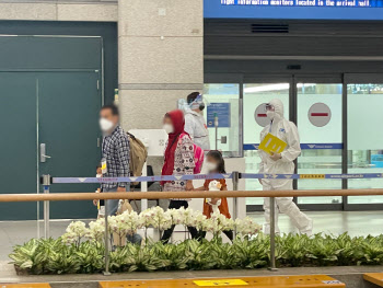 '인형 꼭 안고'…'아장아장' 한국 땅 밟은 아프간 어린이들