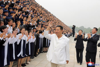 한미 보란듯…北 김정은, 핵징후 공개된 날 기념사진 찍었다
