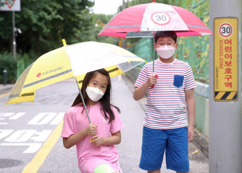 LGD, 어린이 빗길사고 예방 위한 ‘투명 안전 우산’ 1.6만개 배포
