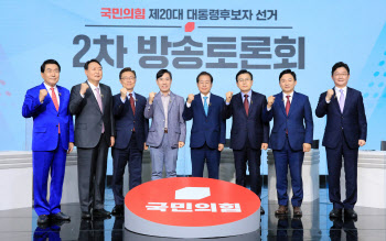 尹·洪 정면충돌…“핵무장론, 국익 손해” vs “ 文2기 대북정책”