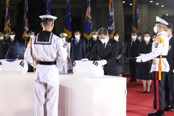 文대통령, 최고예우로 6·25 전사자 봉환… '고토리의 별' 다시 빛났다