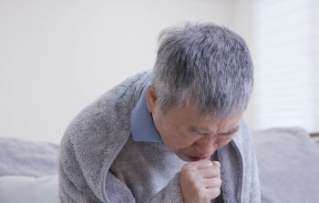 감기로 오인하기 쉬운 폐렴... 뚜렷한 증상없어 노년층은 더 위험