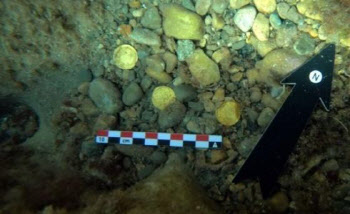 해저 청소하던 다이버들, 로마시대 금화 무더기 발견