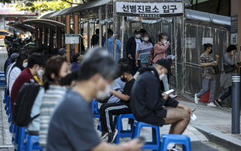 확진자 '3천' 많지않은 이유…“일상회복 위해선 수만명도 감당해야”