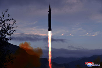 북한, 신무기 공개…"극초음속미사일 화성-8형 시험 발사"
