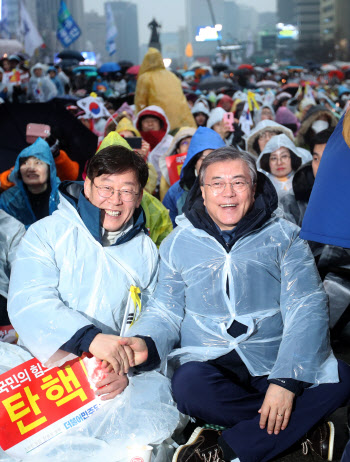 文대통령·이재명 회동 언제… ‘경선불복·대장동 의혹’ 변수