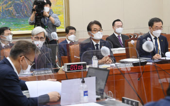 정무위 국감서도 이재명 증인 신청 두고 `설전`