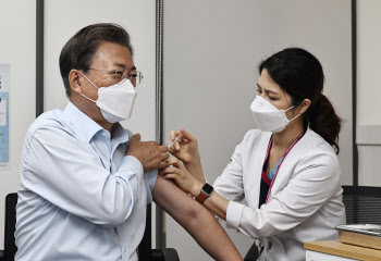 文대통령, 화이자 부스터샷 맞은 후 “힘들지 않다, 많이 접종했으면”