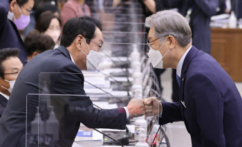 ‘이재명 국감’ 충돌…“靑보다 감옥 가까워” “국힘, 공공개발 막아”