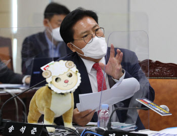 국민의힘서 준비한 ‘양두구육’ 인형, 이재명 “본인들 얘기 아니냐”