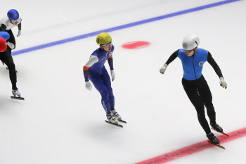 황대헌, ‘쇼트트랙 월드컵’ 1000ｍ 우승…한국 男 첫 메달