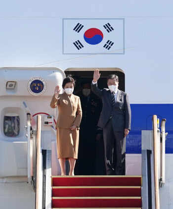 文대통령, 유럽순방 위해 출국… 오늘 밤 로마 도착