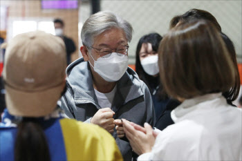 ‘식당총량제·전국민100만원’ 이재명, 연일 ‘뜨거운 감자’ 던지는 배경은?