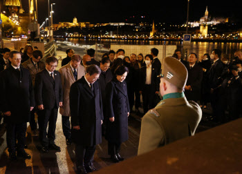 “이 아름다운 곳에서…” 文대통령, 헝가리 유람선 사고 추모