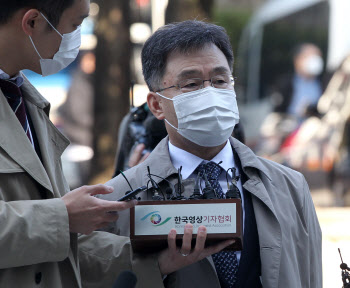 '대장동 특혜의혹' 김만배, 영장심사 출석…"다 곡해고 오해"