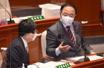 홍남기 “서울 아파트 상승세 꺾였다…집값 하락세”