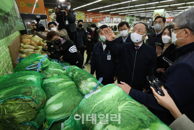 [포토] 양재하나로마트 찾은 경제부총리