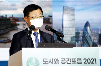 "서울, 전면적 혁신할 때..한강변·용산역 개발해야"
