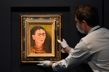 프리다 칼로 자화상, 412억원에 낙찰…남미 예술작품 최고가