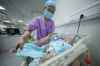 중국 출생률 43년만에 최저…'데드크로스' 현실화하나