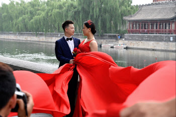중국, 비혼이 대세? 혼인신고 건수 17년만에 최저