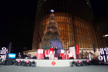 롯데월드타워, ‘환상의 겨울나라’로 새단장…크리스마스 트리 점등