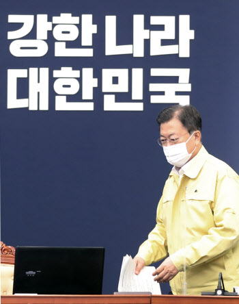 “차원이 다른 고비”라는 文대통령, ‘거리두기’ 대신 ‘백신 집중’(종합)