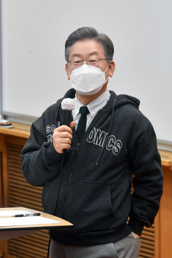 국힘 "친형 언급한 이재명, 스스로 블랙코미디라 느낄 것"