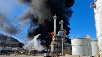 여수산단 화학물 제조업체서 화재…폭발로 2명 사망·1명 실종