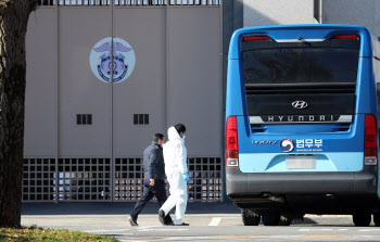 '집단감염' 홍성교도소 찾은 박범계 "국민께 죄송…미확진자 긴급 이송"