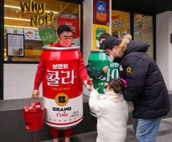 "노브랜드 버거 단짝은 브랜드 콜라"…거리 홍보 나선 콜라맨 CEO