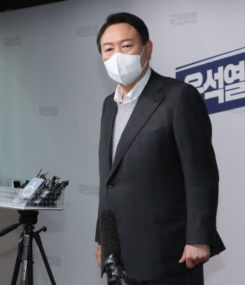 윤석열, 김건희 논란 사과 "목뼈 철심 박았나" 조성은 비판