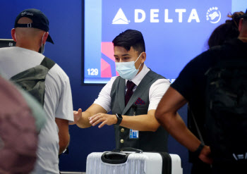 美 성탄연휴 대규모 항공기 결항…코로나 확산에 승무원 부족