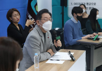 "알맹이는 그대로"...포장 바뀐 '국토보유세' 우려 여전