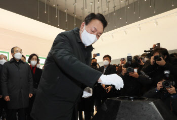 윤석열 "공수처 통신 조회는 미친 짓…전부 불법 선거 개입"