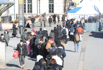 서울 확진자 5일 연속 1000명대..."확진 감소세지만 안심 일러"