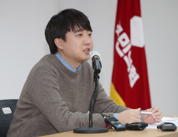이준석, 김종인 만난 박용진에 "20대 지지율 하락이나 연구하라"