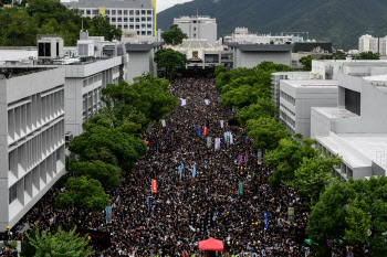 홍콩, 민주화 시위 참가한 청년들 징역형…최고 40개월