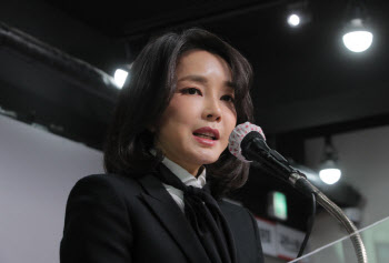 윤석열에 '영상편지' 보내던 김건희는 없었다...친문 여초 "정잘알"