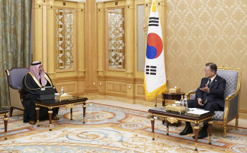 文대통령 “사우디, 韓과 협력 확대해 달라”… 아람코 회장 접견