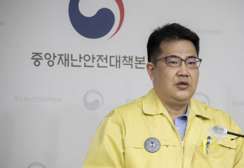 "오미크론 대응 전환시 방역 느슨해질 우려"…위중증 증가세 보며 결정