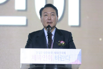 윤석열 "재활로봇 보행치료 의료수가 상향·건강보험 적용확대"