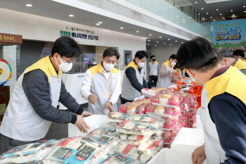 동서발전, 설 맞아 음식· 과일 등 '명절 꾸러미' 전달