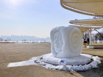 한강공원서 만나는 겨울동화…서울시, 눈 조각품 10점 전시
