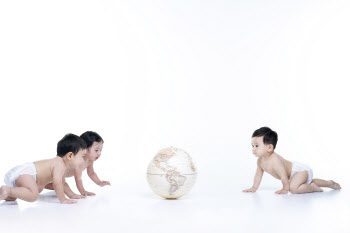 저출산 해법은…이 "성장 회복" vs 윤 "아이 낳으면 1200만원 지급"