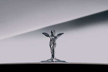 롤스로이스, 브랜드 상징 새 조각상 ‘환희의 여신상’ 공개