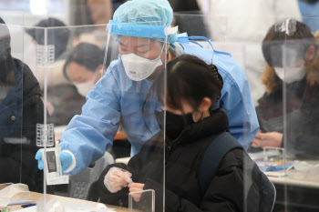 오미크론 대유행…정부, 보호자·간병인 PCR 비용 부담 완화